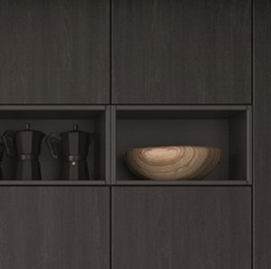 gabinetes de cocina de madera negra con almacenamiento de estantes abiertos y decoración de cocina