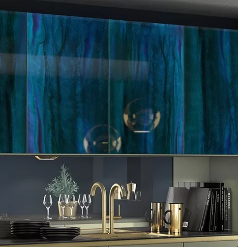 Küchenschränke aus austernblauem Glas mit goldenem Wasserhahn