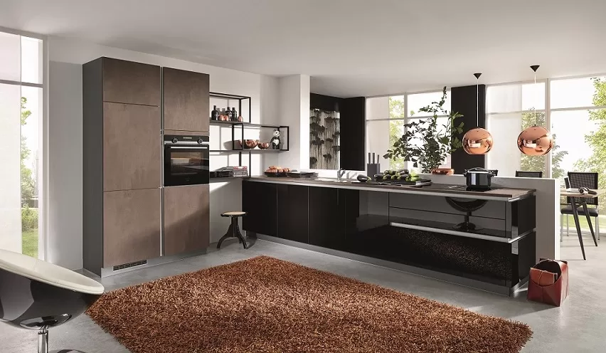 глянцевая черная современная кухня с бетонной кладовой, глянцевые кухонные шкафы