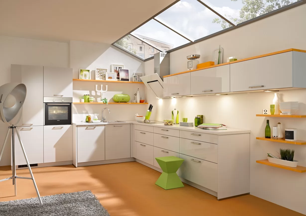 cocina moderna en blanco roto con estantes naranjas