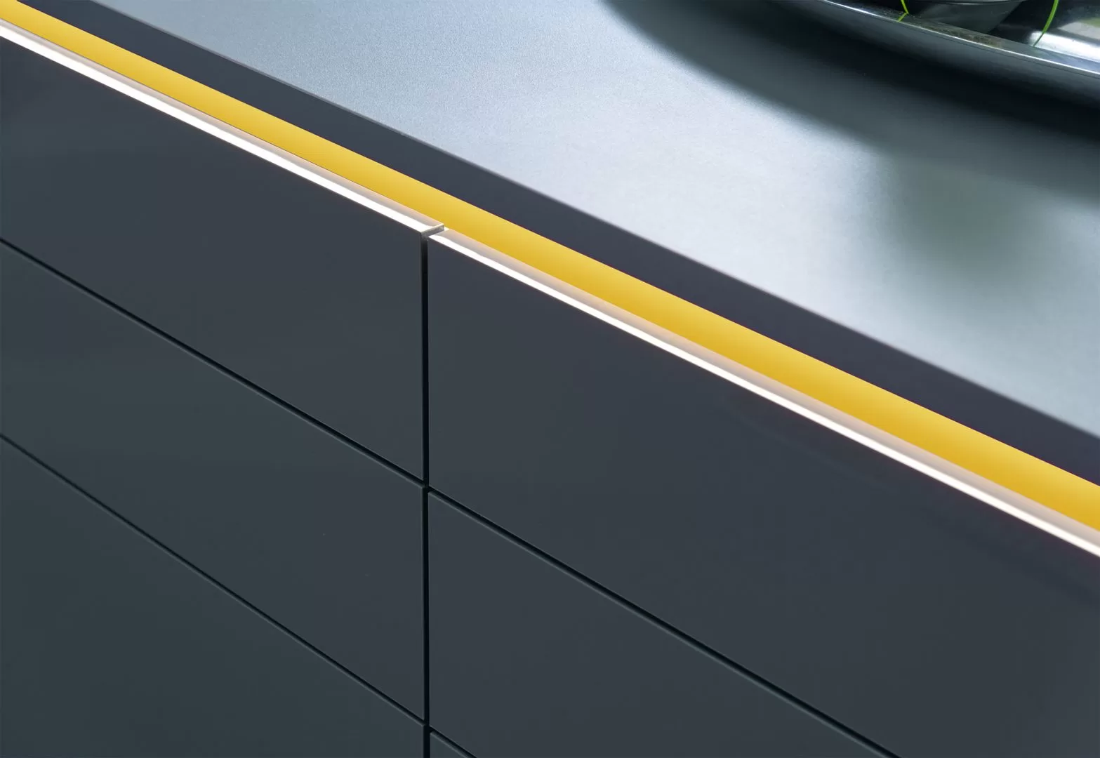 gabinetes de cocina de alto brillo cocina moderna gris oscuro con detalles en amarillo