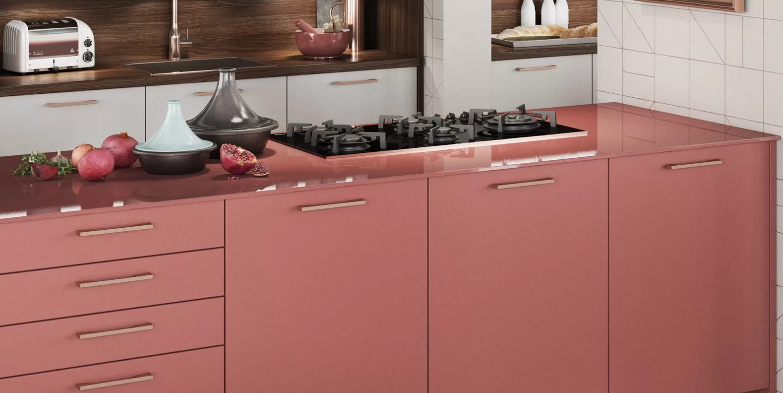 Cocina moderna rosa salmón con tiradores de latón y encimera de cristal rosa