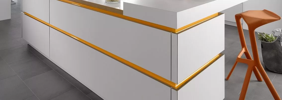 주황색 채널과 개방형 선반 및 주황색 의자가 있는 현대적인 고광택 흰색 주방, 고광택 주방 캐비닛